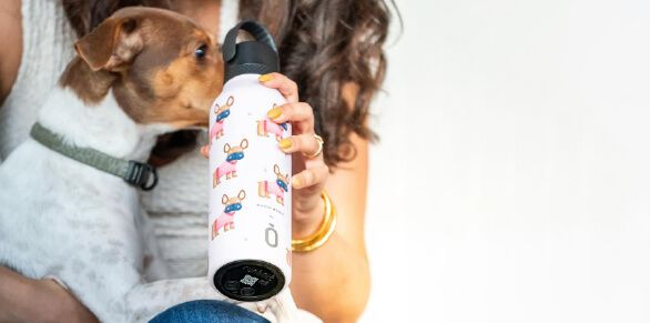 Mulher com garrafa da Runbott